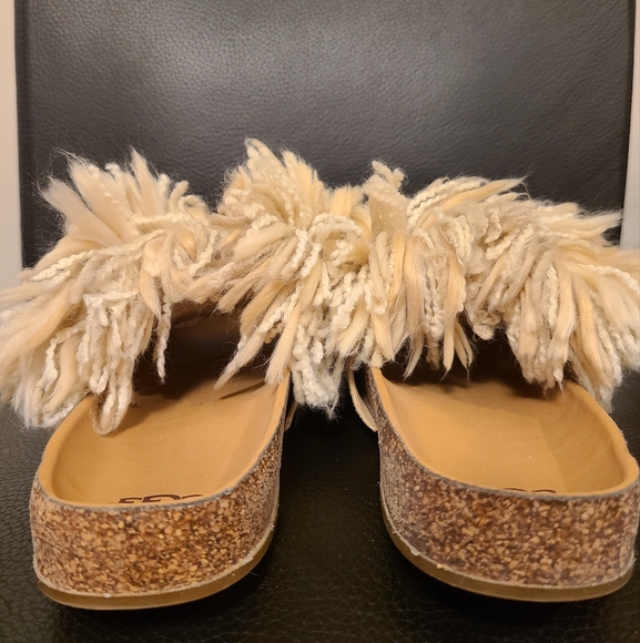 UGG Cindi Slippers, Size 6 - Picture 4 of 9